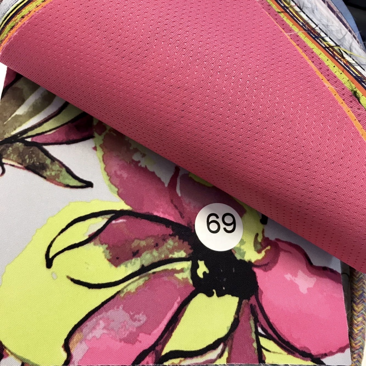 Внутренний материл видела флис и сетку. Наружный встречала только мембрану.