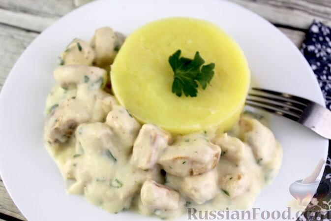 куриное филе, сливки, масло сливочное, мука пшеничная, желток, лимон, соль, перец чёрный молотый, зелень петрушки