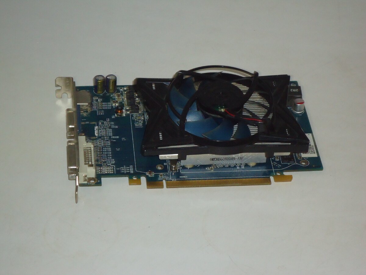 Видеокарта AMD Radeon HD 7000 серии.