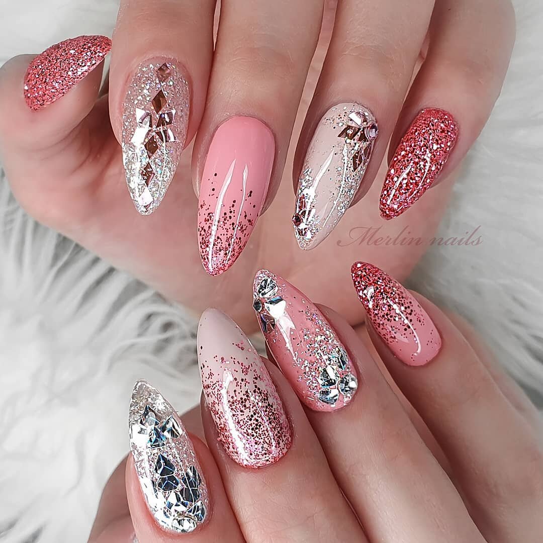 Яркий пёстрый маникюр на март 2020 года