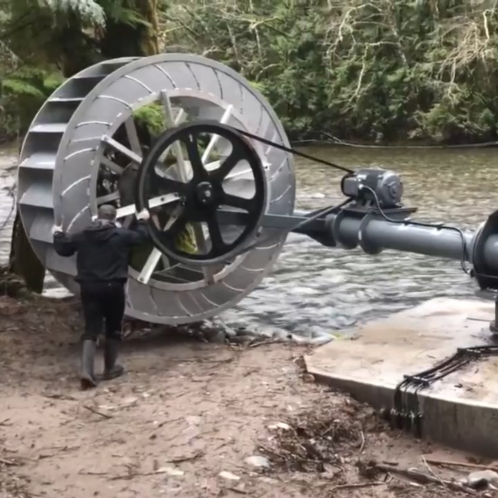 Водяное колесо с электрогенератором. Фото https://twitter.com/CheddarGadgets/status/1120453727284940801