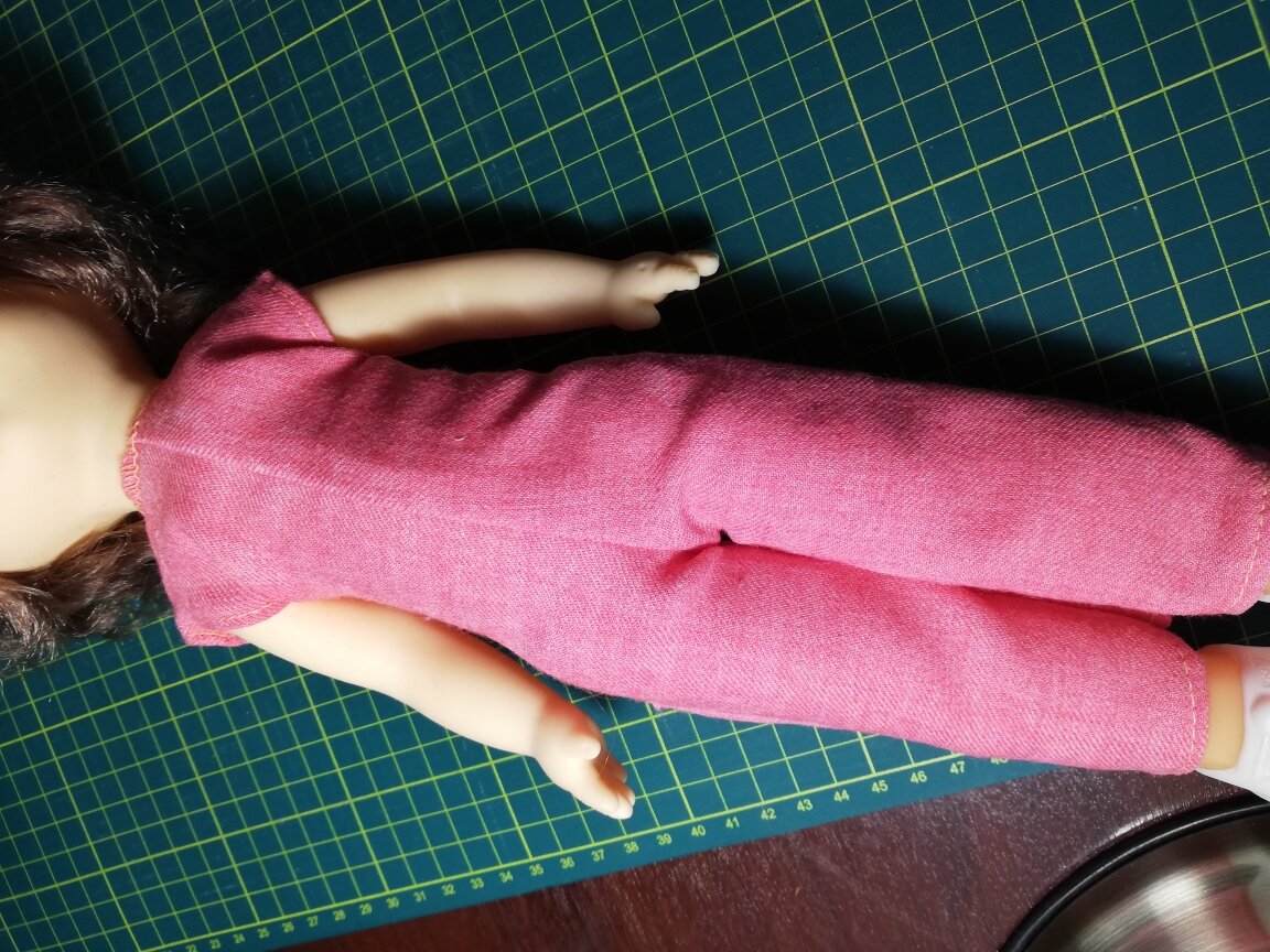 Комбинезон выполнен строго по фигуре