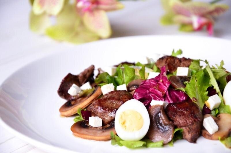 Твоим подружкам такой салат обязательно придется по вкусу! Благодаря печени и грибам салат получается достаточно сытным, но не тяжелым. По желанию можете еще добавить свежие томаты или болгарский перец, они придадут салату более сочный вкус. Угощайтесь!