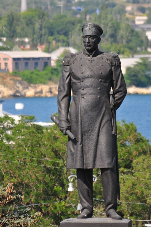 Современный памятник Павлу Степановичу Нахимову.