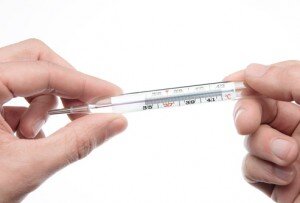 Большинство заболеваний протекает с повышением температуры тела. Часто людям приходится оказывать первую помощь при высокой температуре своим близким. Иногда возникают ситуации, когда решения нужно принимать самостоятельно и быстро. Давайте рассмотрим, как сбить температуру 38, 39 градусов эффективными способами в течение короткого времени.