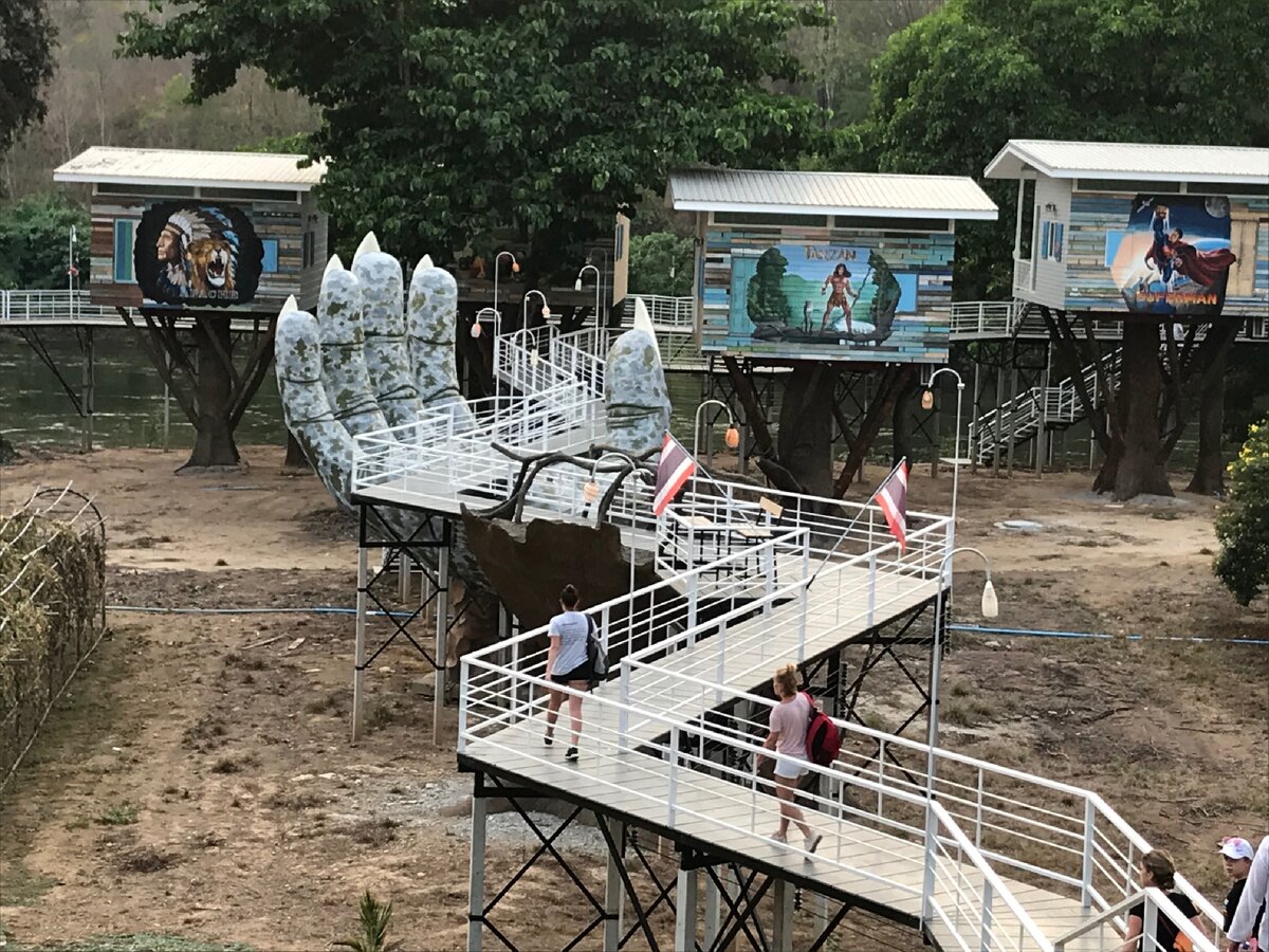 Отель Yoko Resort. Идём к домикам на деревьях.