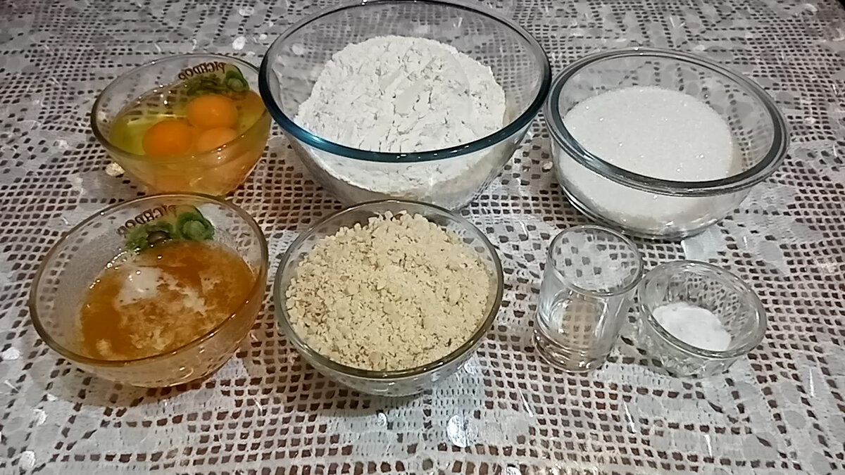 Мука – 480 г  Яйца – 3 шт.
Мёд – 150 г
Сахар – 250 г
Орехи (арахис) – 150 г
Сода ½ ч. ложки гашёная уксусом
