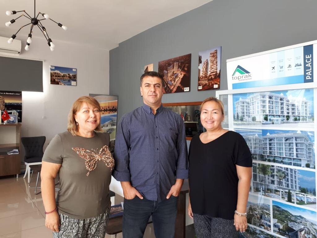 Я с подругой Натальей Кривцовой на встрече в офисе Alanya City Group