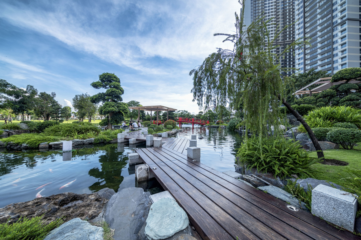 Винхом Централ Парк в Хошимине просто огромный - на фото, это никак не передать, поэтому мы засняли для вас обзорное видео, которое вы можете посмотреть ниже 🙂