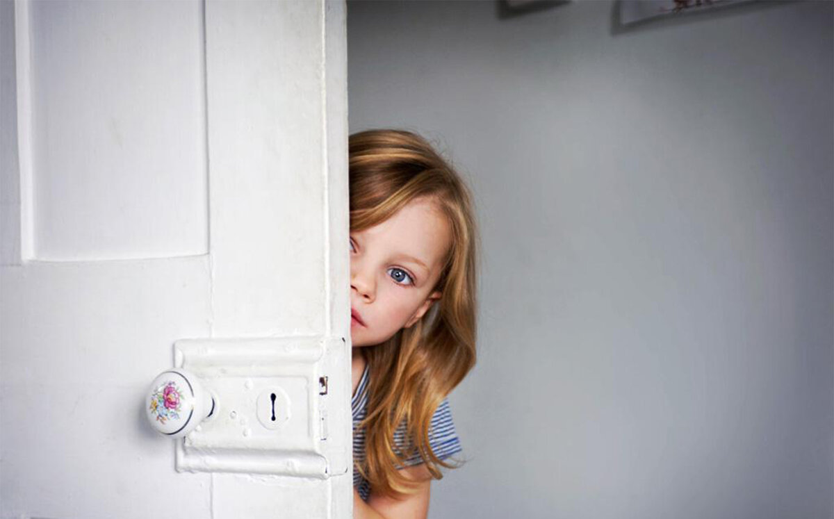 Дочка подсматривала за папой. Девочка за дверью. Девочка открывает дверь. Ребенок выглядывает из за двери. Девушка заглядывает в дверь.