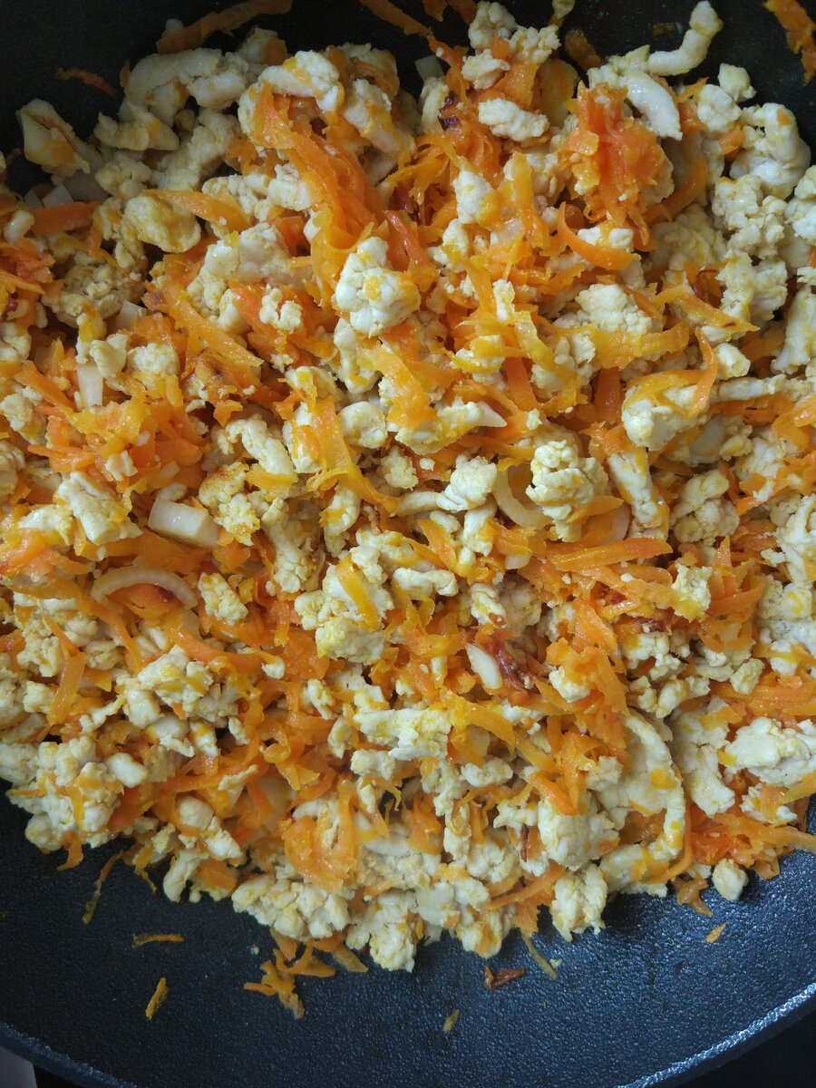 Фарш, морковь и лук обжарить.