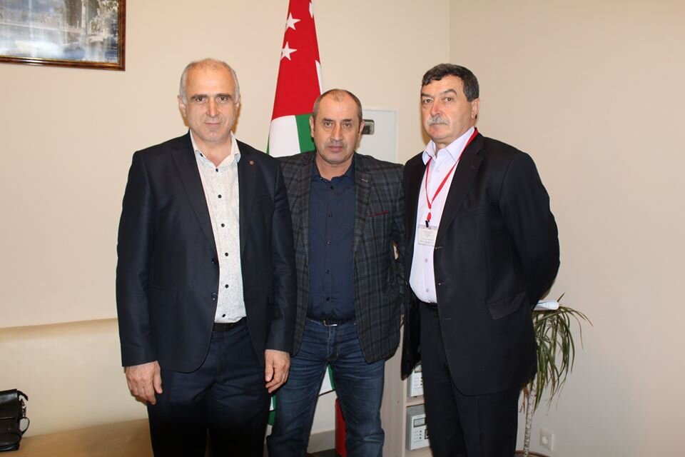 Моё знакомство с Амиром Биджевым состоялось в Сухуме, в 2018 году. Он написал по этому поводу 29 марта 2018 года на своей странице в Фейсбуке следующее: «Наконец я встретился с очень уважаемым мной Давидом Дасаниа. Очень надеюсь, что наше знакомство и дальнейшая дружба будет творчески плодотворной и успешной в деле восстановления единства нашего народа». 