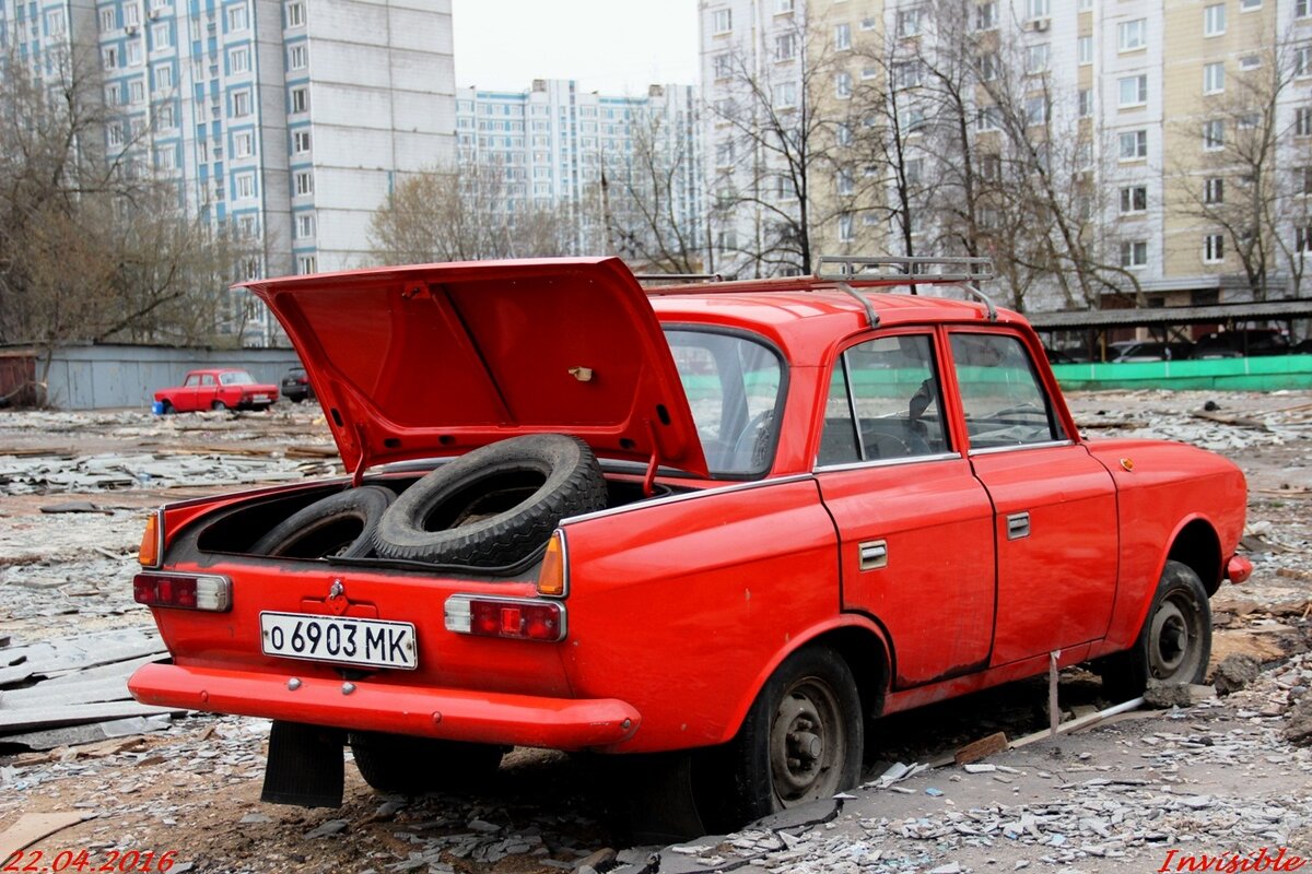 Кинь машину. Брошенные автомобили. Заброшенные машины в Москве. Брошенный Москвич. Заброшенные автомобили в Москве.