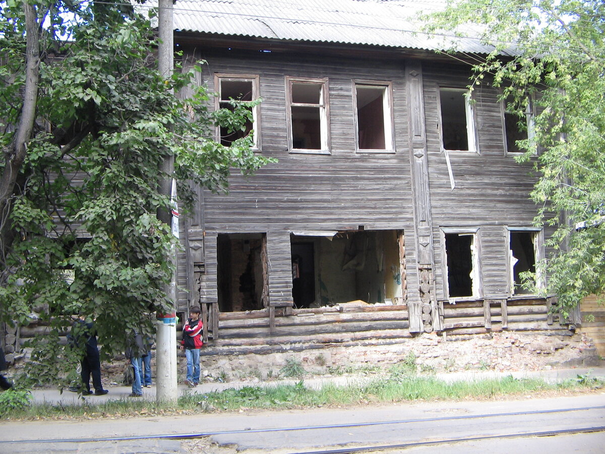 Этот дом находился примерно напротив Роговского колледжа, таким он был уже в 2005 году, разумеется его давно уже не существует