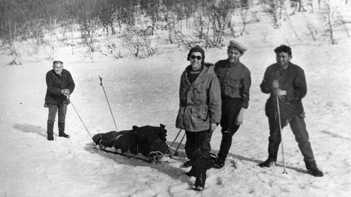 Перевал Дятлова. Поисковики перевозят груз на санях.