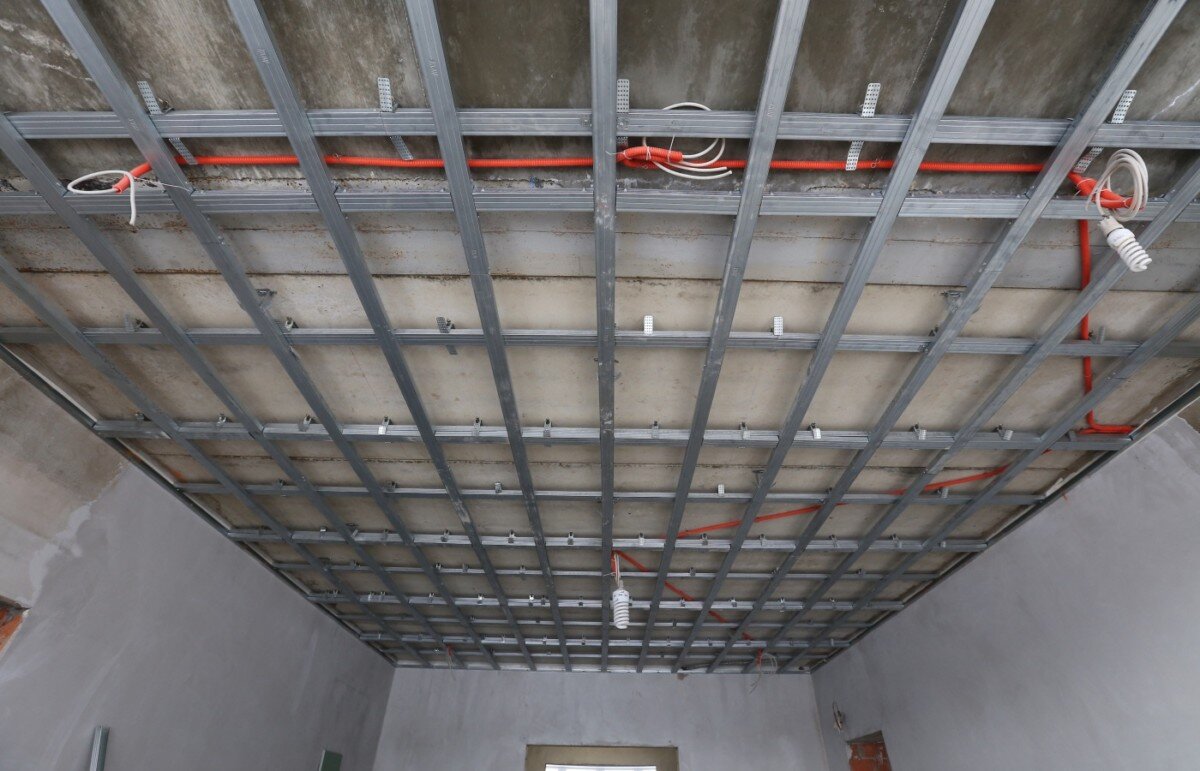 Монтаж подвесного потолка из гипсокартона цена работы м2 в Москве от бригады Метр Ремонта