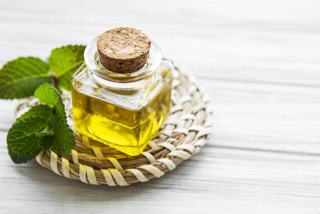 https://image.freepik.com/free-photo/essential-aroma-oil-with-mint_87742-14244.jpg