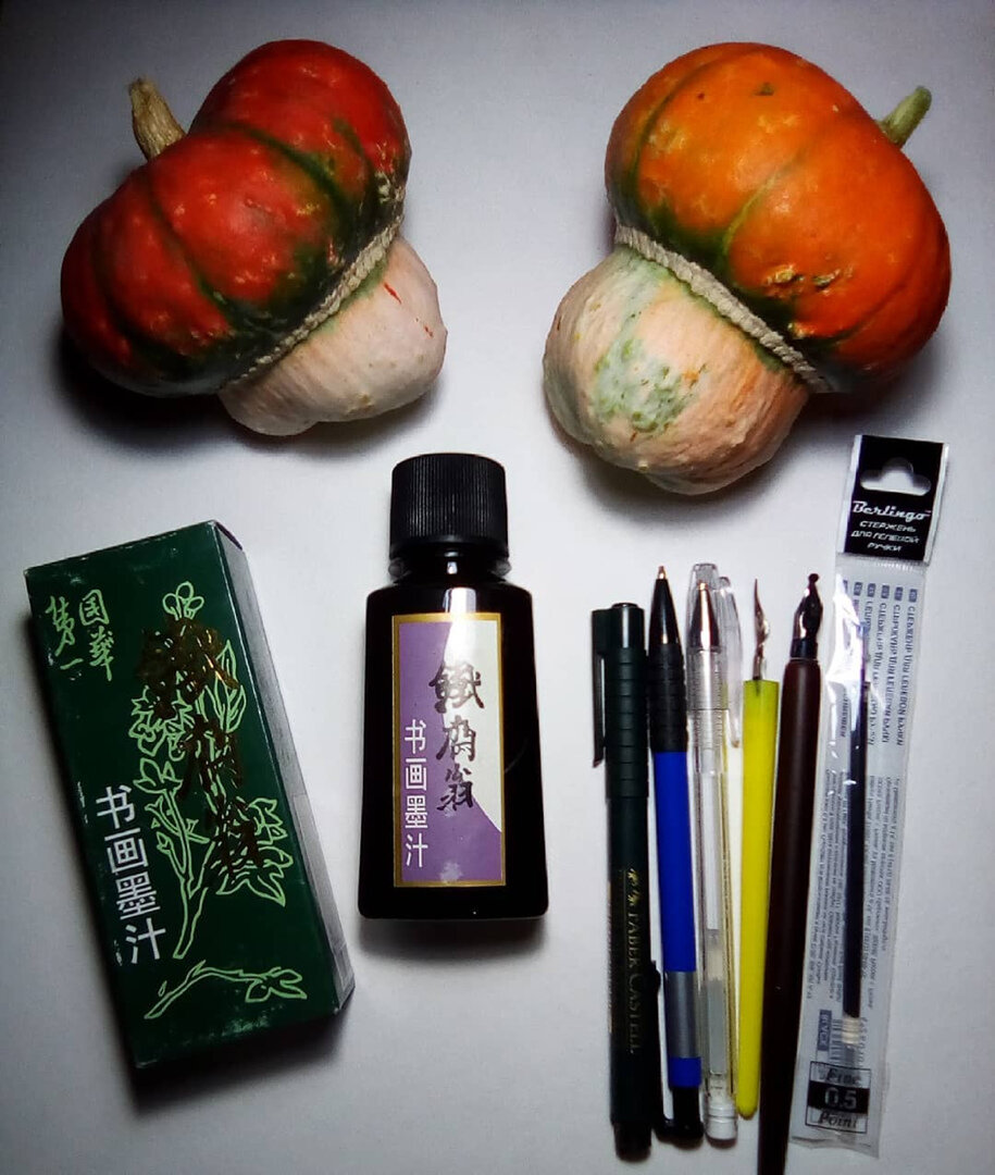 Картографическая ручка и перо для неё. Разные по плотности перья.Ручки из дерева.Кисть  (колонок).Скребок, в том случае если для работы берётся бумага с покрытием.Фломастер, желательно тонкий.Ручки с наполнителем, например линеры или рапидографы.