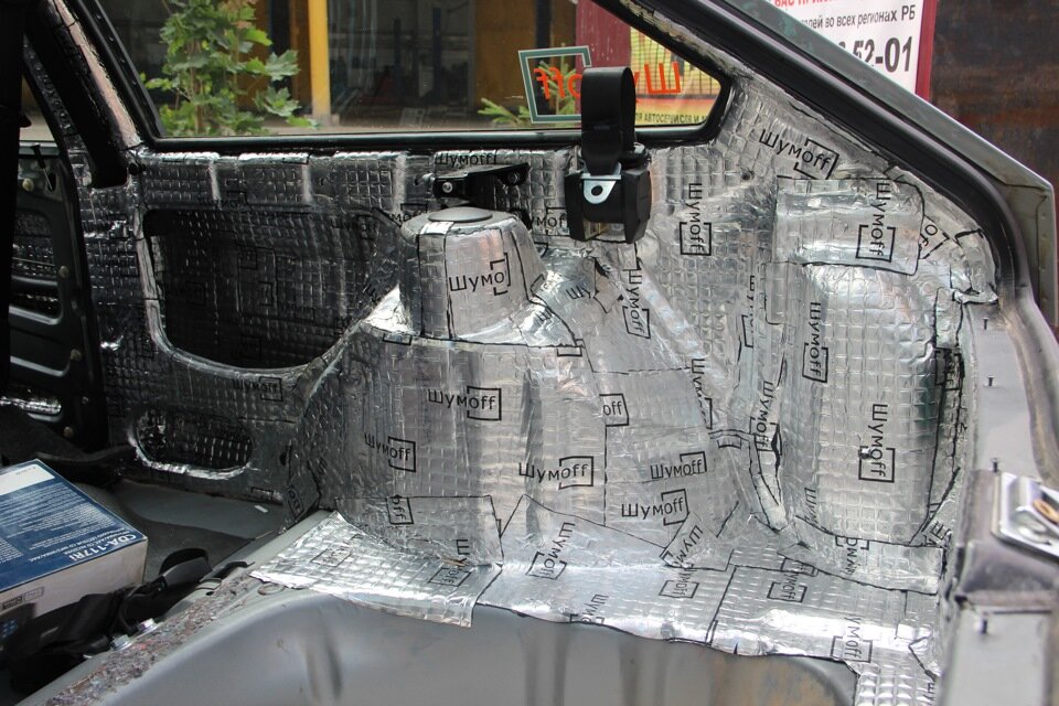 Виброизоляционные материалы Виброизоляционные материалы являются основой для шумовой изоляции салона автомобиля. В настоящее время линейка торговой марки «Шумоff», представлена из 13 аналогичных продуктов, отличающихся своими техническими и эксплуатационными характеристиками.


Шумoff М2 Ultra. Виброизоляционный состав разрабатывался под требования американского материала Dinamat. Однако последний стоит приблизительно в три дороже его российского аналога. Кроме гашения вибрации материал увеличивает общую жесткость кузова. Толщина материала — 2 мм. Коэффициент механических потерь — 30%. Толщина фольги — 100 мкм. Удельная масса — 3,2 кг/м². Размер листа — 370 на 270 мм. Максимально допустимая температура эксплуатации — +140°С. Допускается выполнение монтажа материала при температуре окружающего воздуха от +15°С и выше.
Шумoff М2.7 Ultrа. Данный материал полностью аналогичен предыдущему. Отличием является лишь его толщина — 2,7 мм, а также удельная масса — 4,2 кг/м². Также может монтировать без использования строительного фена при температуре от +15 градусов по Цельсию и выше. 
Шумоff Light 2. Это вибропоглощающий самоклеящийся материал с низкой плотностью мастичного слоя. На лицевой стороне имеется алюминиевая фольга, обеспечивающая механическую защиту материала, а также повышающая его виброакустические свойства. Толщина материала — 2,2 мм. Толщина фольги — 100 мкм. Удельная масса — 2,4 кг/м². Размер листа — 370 на 270 мм. Улучшает жесткость корпуса автомобиля. Диапазон рабочих температур — от -45°С до +120°С. Может монтировать без использования строительного монтажного фена при температуре окружающего воздуха от +20°С и выше. Цена одного листа составляет около 110 рублей.
Шумоff Light 3. Материал полностью аналогичный предыдущему. Отличается лишь толщиной, а именно — 3,2 мм и удельной массой — 3,8 кг/м². Максимально допустимая температура эксплуатации — +140°С. Можно монтировать без фена при температуре от +15°С. 
Шумоff Микс Ф. Вибропоглощающий самоклеющийся материал, предназначенный для установки на металлические и пластиковые детали автомобиля. Лицевой слой — алюминиевая фольга. Далее идут несколько слоев различных мастик. Последний монтажный слой покрыт адгезионной бумагой. Толщина материала — 4,5 мм. Толщина фольги — 100 мкм. Удельная масса — 6,7 кг/м². Размер листа — 370 на 270 мм. Улучшает жесткость корпуса автомобиля. Обратите внимание, что для монтажа материала обязательно использование строительного фена, с помощью которого нужно разогреть его до температуры +50°С. 
Шумоff Микс Ф Special Edition. Этот материал является одним из самых популярных в данной линейке. По своему строению и свойствам он полностью аналогичен предыдущему. Однако имеет лучшие характеристики. Толщина материала — 5,9 мм. Толщина фольги — 100 мкм. Удельная масса — 9,5 кг/м². Размер листа — 370 на 270 мм. Улучшает жесткость корпуса автомобиля. Может монтироваться без использования строительного фена. 
Шумоff М2. Один из самых простых, легких и дешевых материалов в данной серии. Лицевое покрытие — алюминиевая фольга. На самоклеющейся стороне нанесена антиадгезионная бумага. Толщина материала — 2,2 мм. Толщина фольги — 100 мкм. Удельная масса — 3,2 кг/м². Размер листа — 370 на 270 мм. Улучшает жесткость корпуса автомобиля. Максимально допустимая температура эксплуатации — +140°С. Можно монтировать без фена при температуре от +15°С. Цена одного листа — 95 рублей.
Шумоff М3. Полностью аналогичный предыдущему материал, но немного толще. Толщина материала — 3 мм. Толщина фольги — 100 мкм. Удельная масса — 4,5 кг/м². Размер листа — 370 на 270 мм. Улучшает жесткость корпуса автомобиля. Максимально допустимая температура эксплуатации — +140°С. Можно монтировать без фена при температуре от +15°С. 
Шумоff М4. Полностью аналогичный предыдущему материал, но немного толще. Толщина материала — 4 мм. Толщина фольги — 100 мкм. Удельная масса — 6,75 кг/м². Размер листа — 370 на 270 мм. Улучшает жесткость корпуса автомобиля. Максимально допустимая температура эксплуатации — +140°С. Можно монтировать без фена при температуре от +15°С. 
Шумоff Проф Ф. Вибродемпфирующий термоклеящийся материал повышенной жесткости. Создан на основе высоконаполненного полимерного композита на битумной основе. Отлично гасит даже значительные вибрации и укрепляет кузов автомобиля. Толщина материала — 4 мм. Толщина фольги — 100 мкм. Удельная масса — 6,3 кг/м². Размер листа — 370 на 270 мм. Обратите внимание, что данный материал рекомендован для использования в регионах с постоянной плюсовой температурой. В инструкции указывается, что он более эффективен при температуре +40°С и выше. При монтаже обязательно нужно пользоваться строительным феном с тем, чтобы разогреть материал до температуры +50°С. 
Шумоff Layer. Материал представляет собой высоконаполненный полимер постоянной липкости. Имеет два слоя — монтажный и маскирующий. Имеет небольшую эффективность, но зато его можно использовать в открытых местах на кузове. Толщина материала — 1,7 мм. Удельная масса — 3,1 кг/м². Размер листа — 370 на 270 мм. Улучшает жесткость корпуса автомобиля. Максимально допустимая температура эксплуатации — +140°С. Можно монтировать без использования строительного фена. 
Шумоff Joker. Вибропоглощающий материал Шумоff Joker представляет собой мастику с увеличенной когезионной прочностью, пенетрационными и адгезионными свойствами. Большим преимуществом данного материала является его повышенная сцепляемость со сталью и алюминием. Поэтому его можно использовать на любых поверхностях кузова автомобиля. Толщина материала — 2 мм. Толщина фольги — 100 мкм. Удельная масса — 3,2 кг/м². Размер листа — 370 на 270 мм. Улучшает жесткость корпуса автомобиля. Максимально допустимая температура эксплуатации — +140°С. Можно монтировать без фена при температуре от +15°С. Цена одного листа — 150 рублей.
Шумоff Joker Black. Этот материал полностью аналогичен предыдущему, однако имеет большую толщину. Так, она составляет 2,7 мм, а удельная масса, соответственно, — 4,2 кг/м². Название Black (по-английски — «черный») материал получил из-за своего оформления. Тонкий (2 мм) Joker выпускается со светлым фоном изображения, а толстый (2,7 мм) — с темным. 