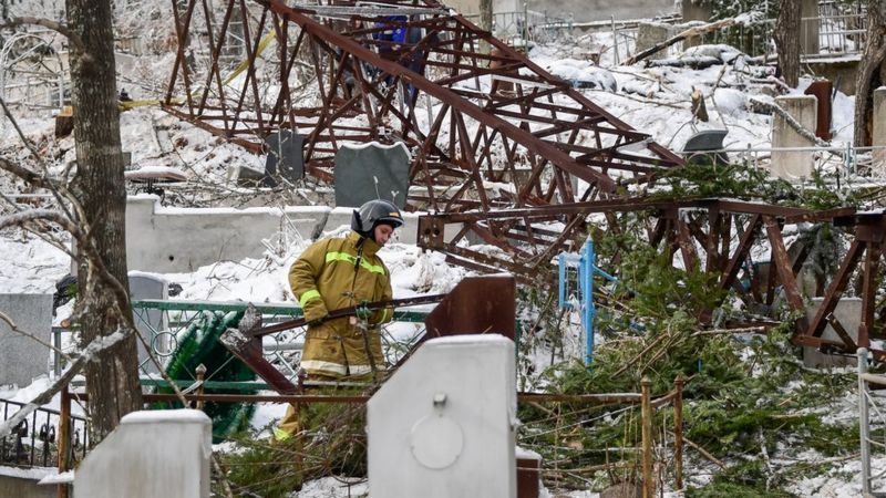 В первомайском районе ЛЭП упали на кладбище. Фото: Русская служба BBC
