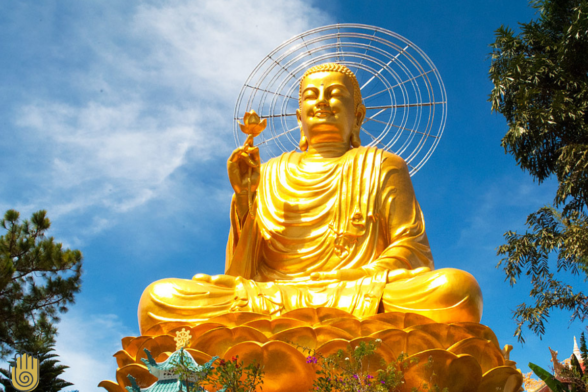 Buddha. Будда в нирване Вьетнам. Буддизм Махаяны Вьетнам. Буддизм Хоахао Вьетнам. Весак статуя Будды.