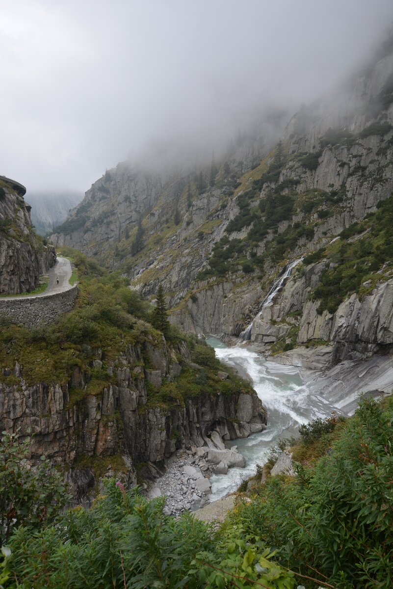 Водопад в ущелье