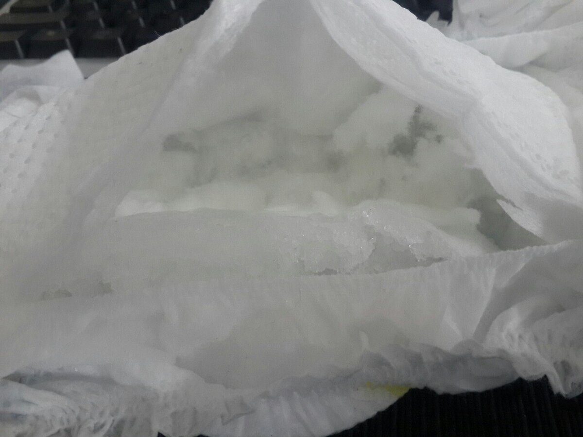 Так выглядит, можно сказать, почти каждый подгузник. На фото разрез Pampers premium care 4-8 kg, наполненный водой до отказа впитывания, и вода находилась на поверхности верхнего покровного слоя.