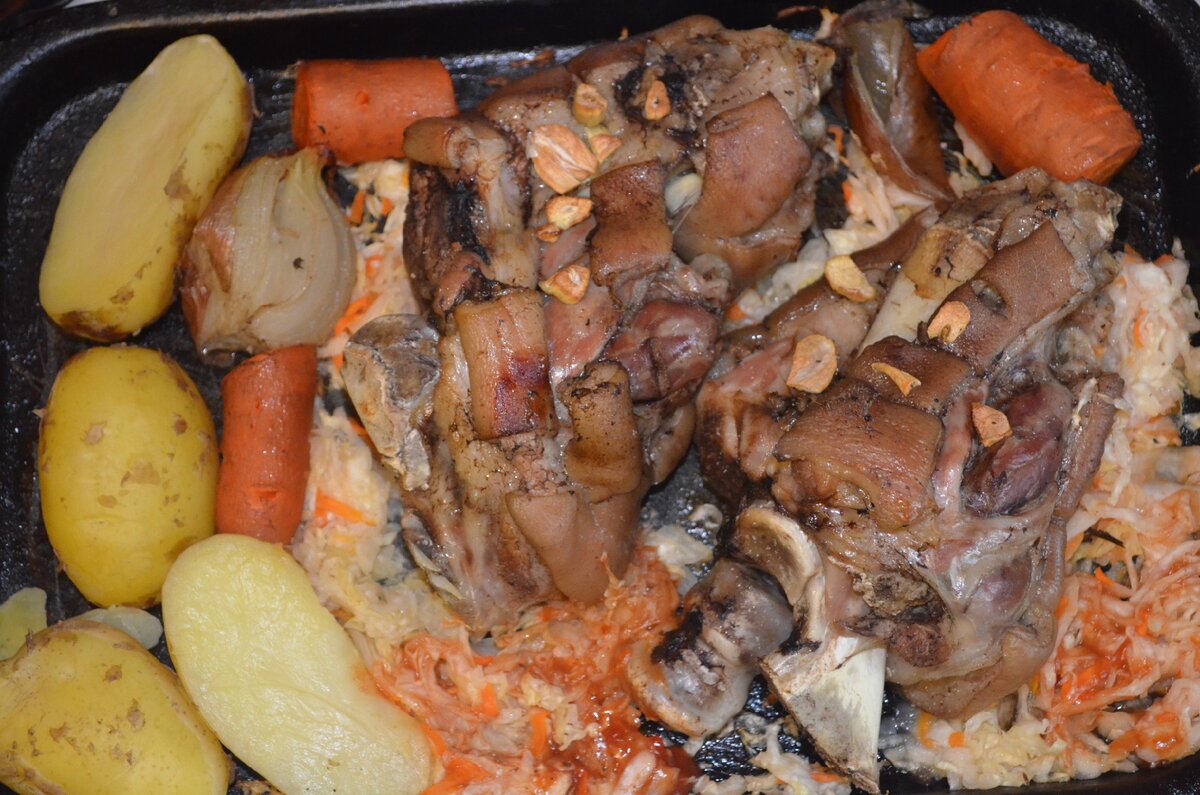 Айсбан - свиная рулька на подушке из квашеной капусты