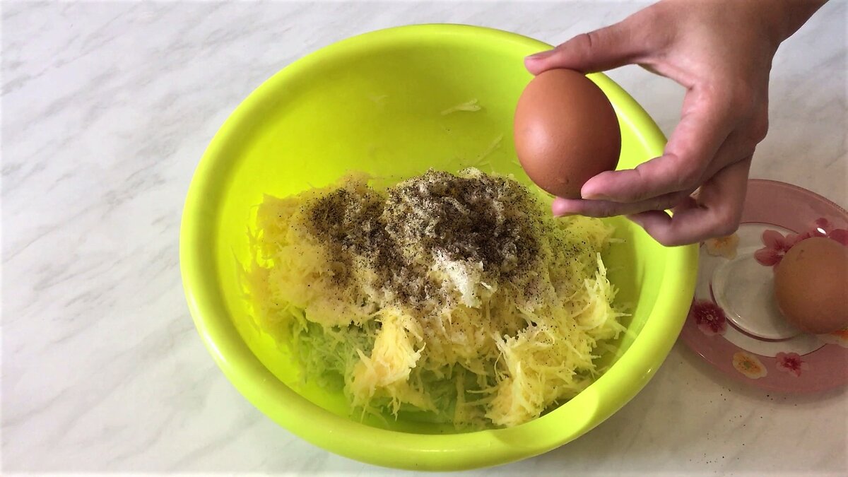 Драники станут еще вкуснее, если добавить в них кабачок!