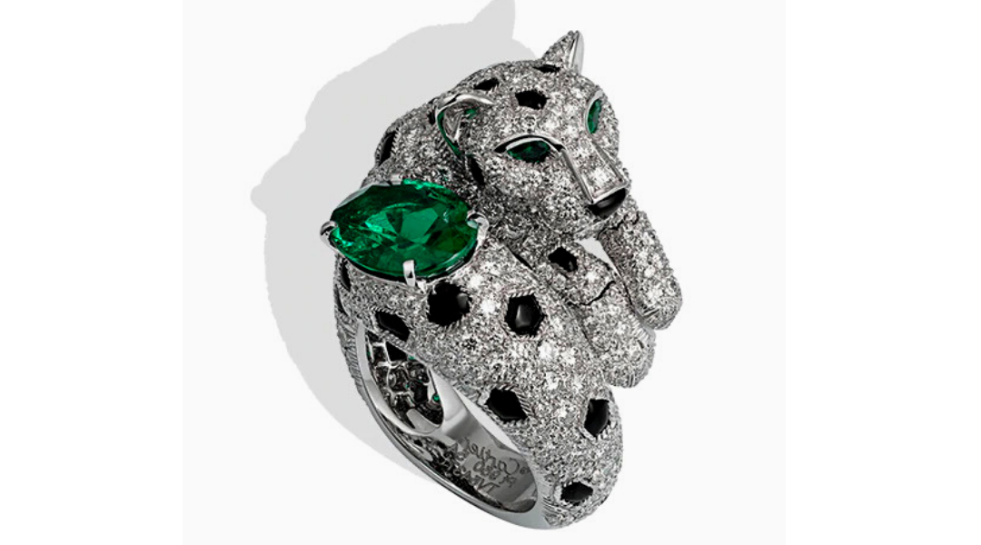 Кольцо Panthère de Cartier High Jewelry, 2012 год из белого золота с изумрудами, ониксом и бриллиантами. Это одна из самых знаковых пантер Cartier, представляющая кошку, играющую с центральным камнем.