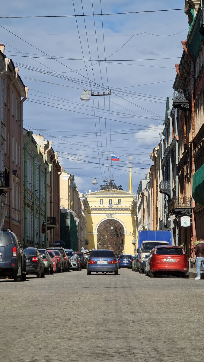 Toyota стелит по брущатке.