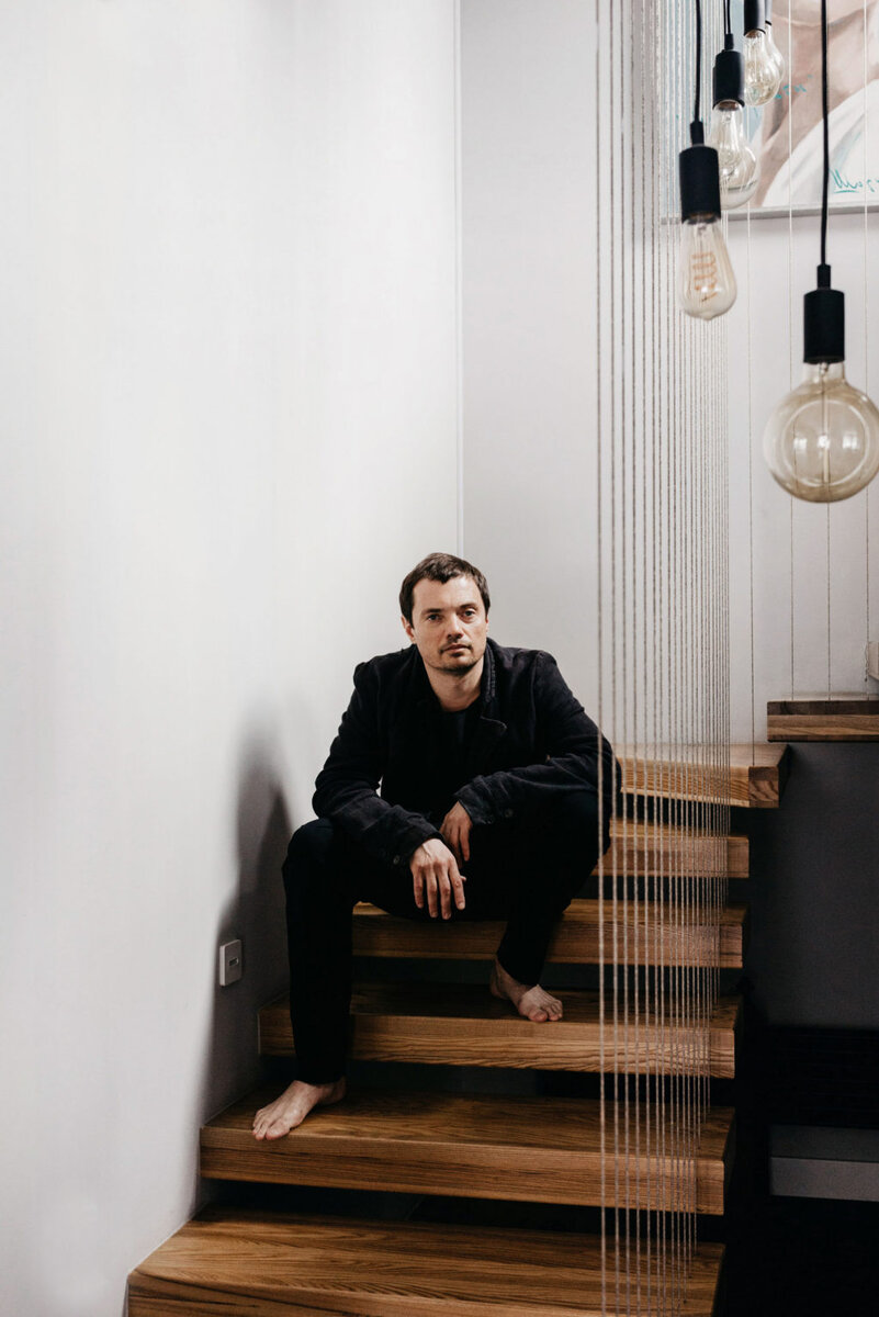 Хозяин дома Дмитрий Литвинов, продюсер, издатель и кинодистрибьютор. Портрет: Алена Черепанова.