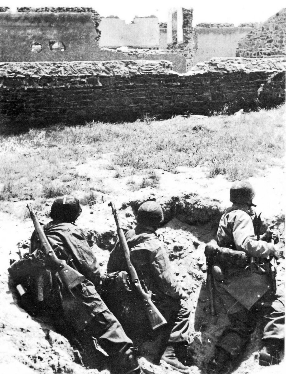 Немецкие парашютисты в окопе на Крите. Май 1941 года