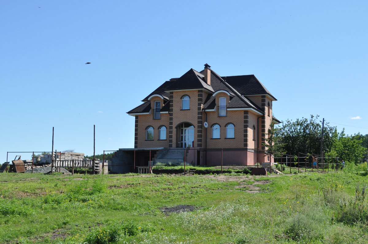 Единственный в селе "хороший, добротный" дом! Не ожидал увидеть его на фоне развалин!