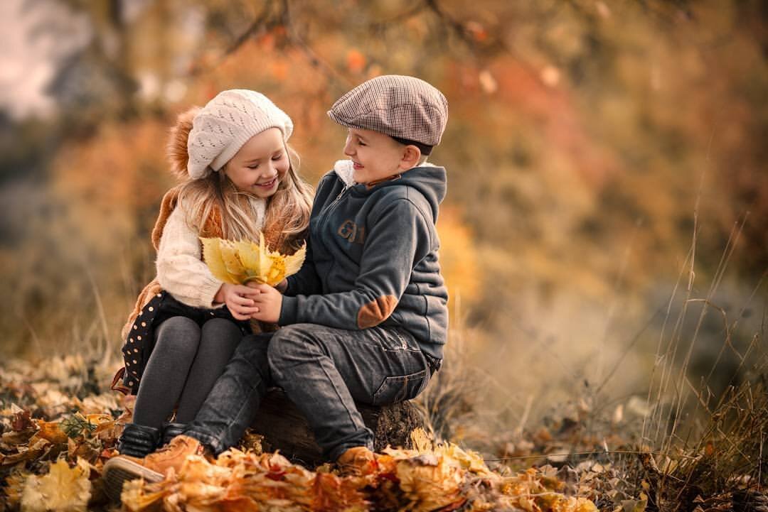 За последние годы установилась аномальная, более мягкая осень, однако циклоны и антициклоны никто не отменял, а это значит: и Вы и Ваши детки, - будьте готовы к резким похолоданиям или потеплениям. Значит, в арсенале базового гардероба следует иметь некоторый запас теплых вещей, а также - разные виды обуви.
