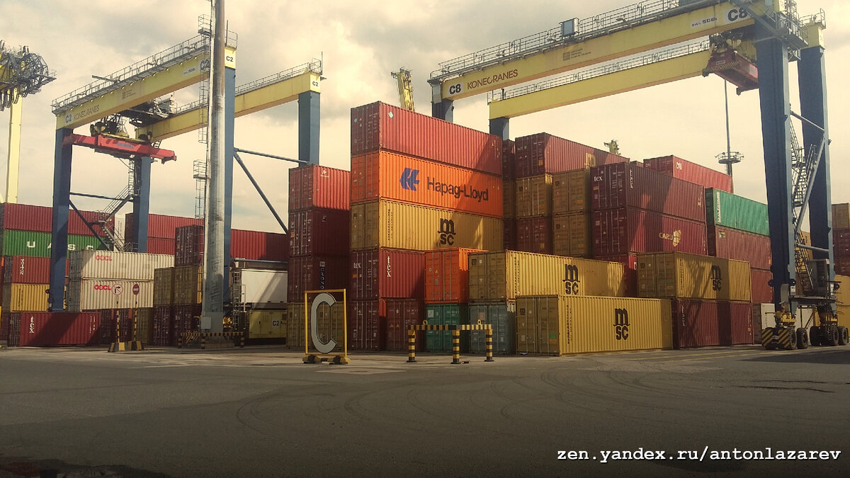 Контейнерный терминал в порту Санкт-Петербурга