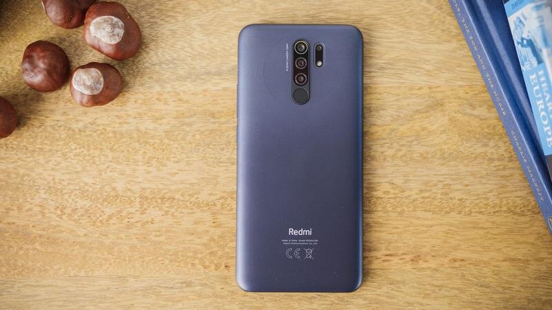 смартфон Xiaomi Redmi 9 лёжа на столе