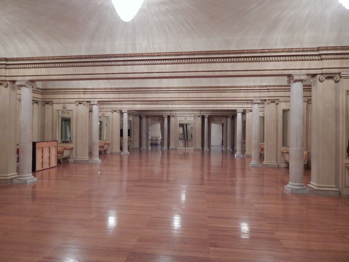 Фойе галёрки перед началом концерта.