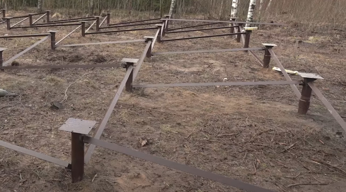 Винтовые сваи с обвязкой из стальных уголков