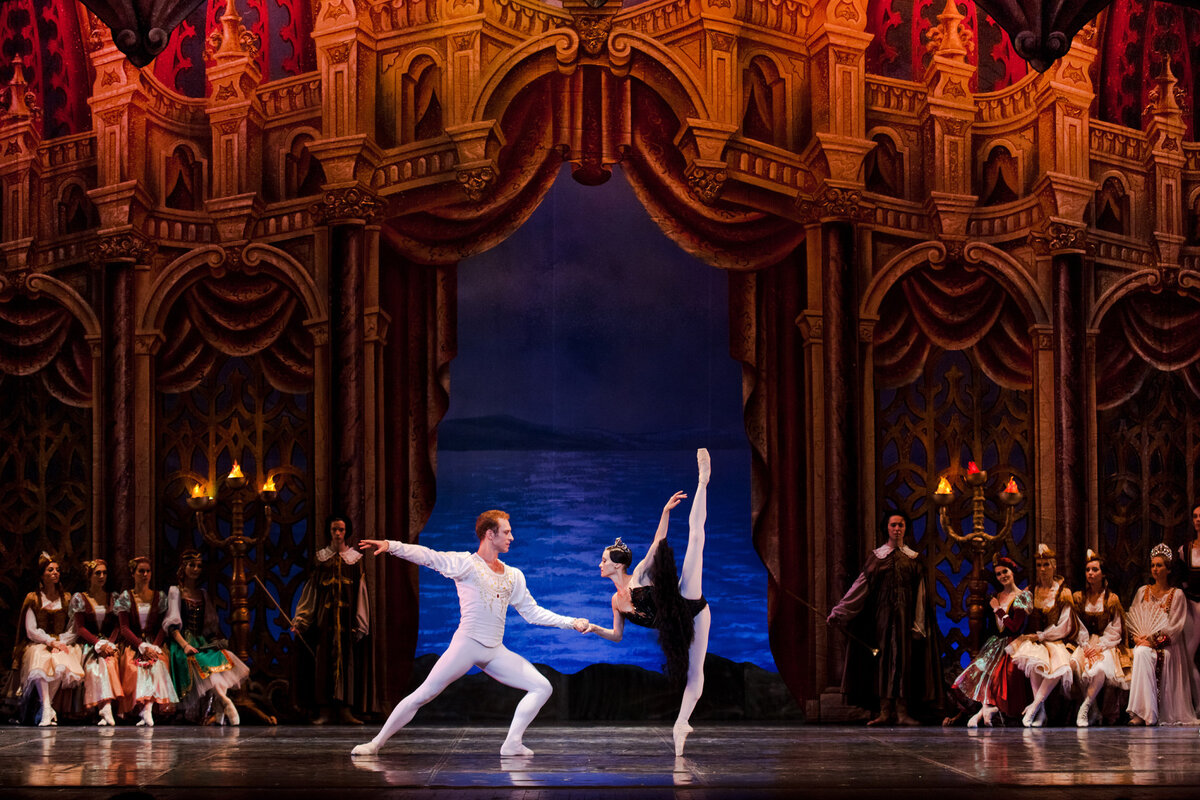 Сцена из балета "Лебединое озеро". П.И. Чайковского. Большой театр