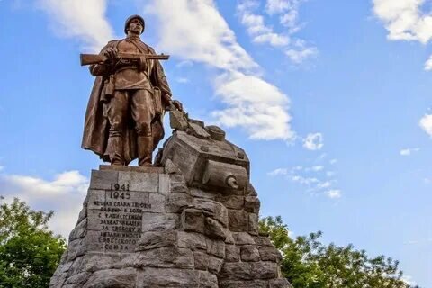 Монумент советским солдатам, павших в  боях за Зееловские высоты