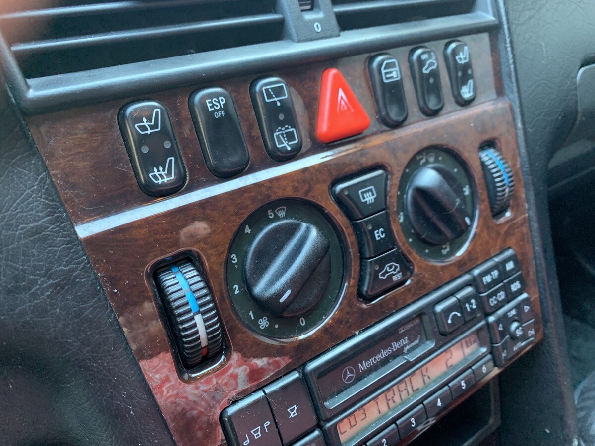 Днем ни фига не видно, но левый регулятор не горит. Правый треснул совсем. Надо будет подшаманить когда-нибудь