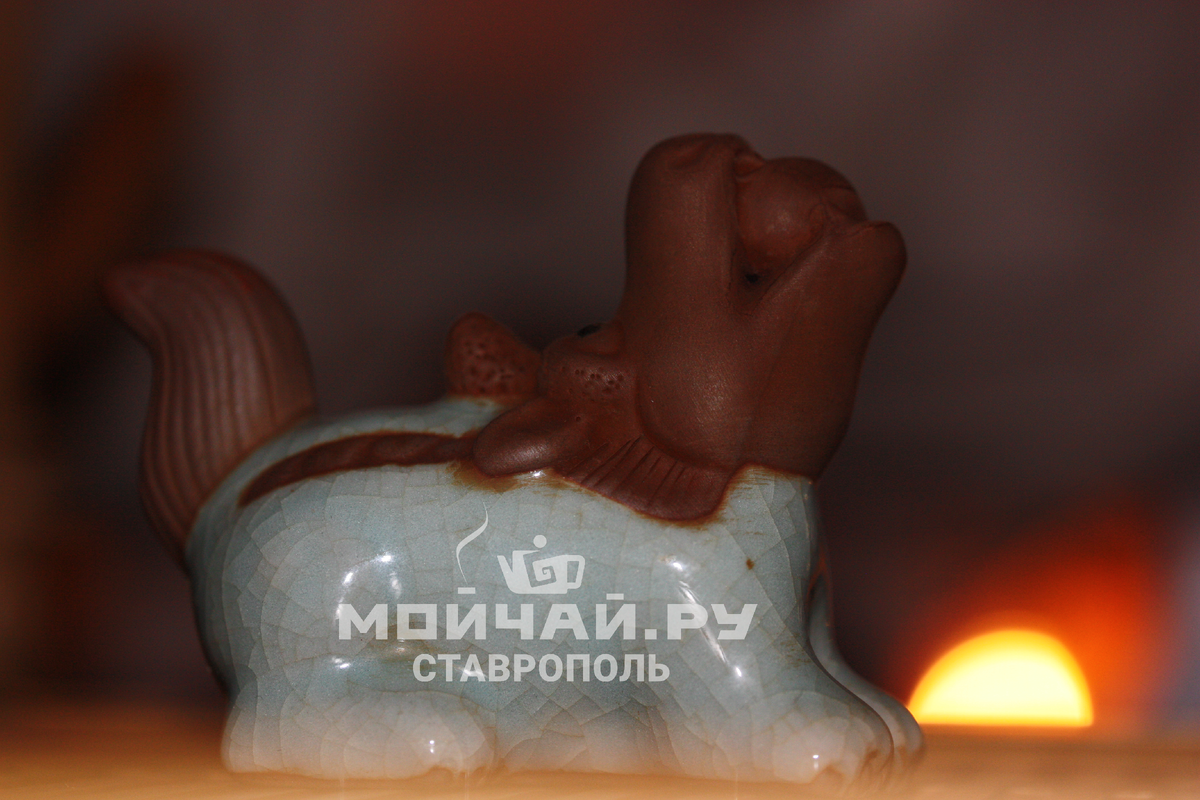 Фигурка дракона в антураже нашего чайного клуба. Шишечка на голове говорит в пользу принадлежности к драконам, будь то чистый дракон или один из его сыновей.