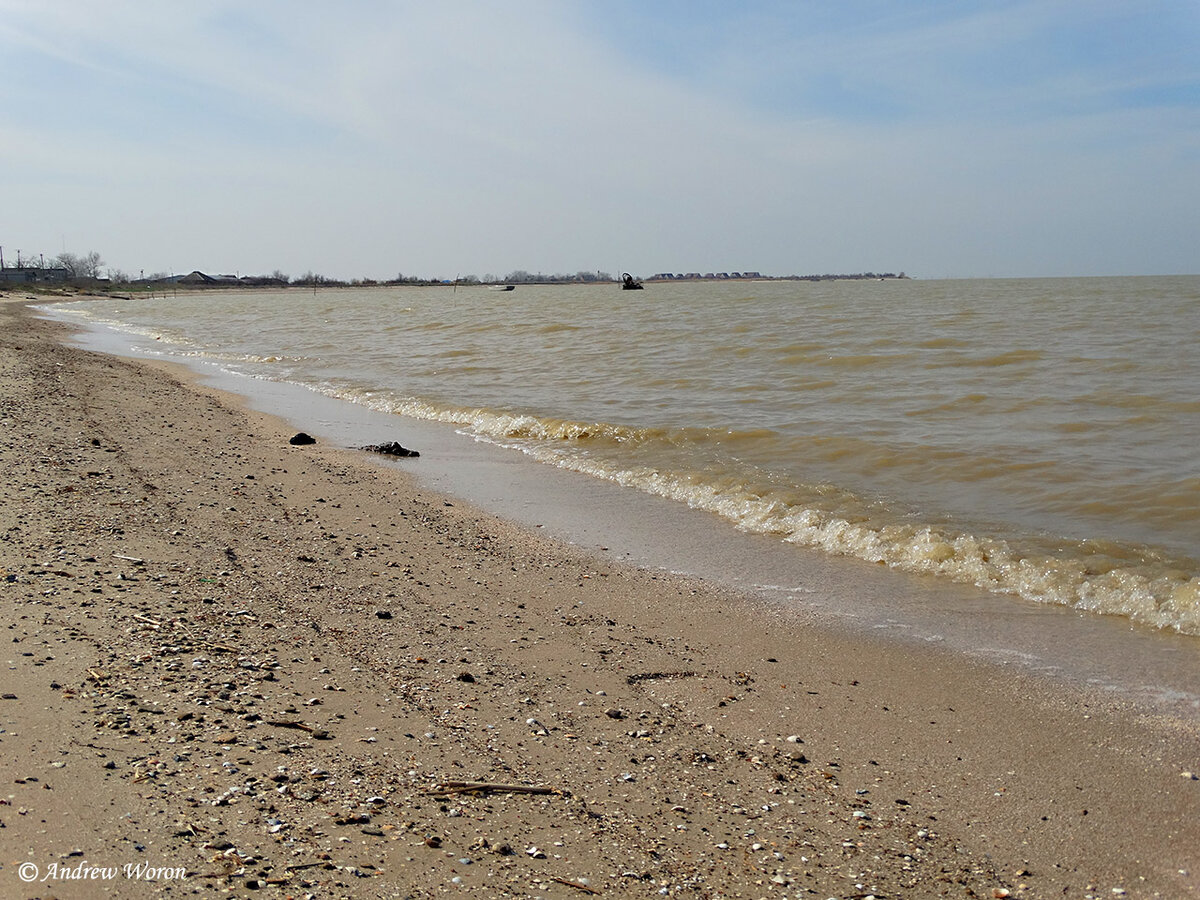 Берег моря рядом с гостевым домом, где мы остановились