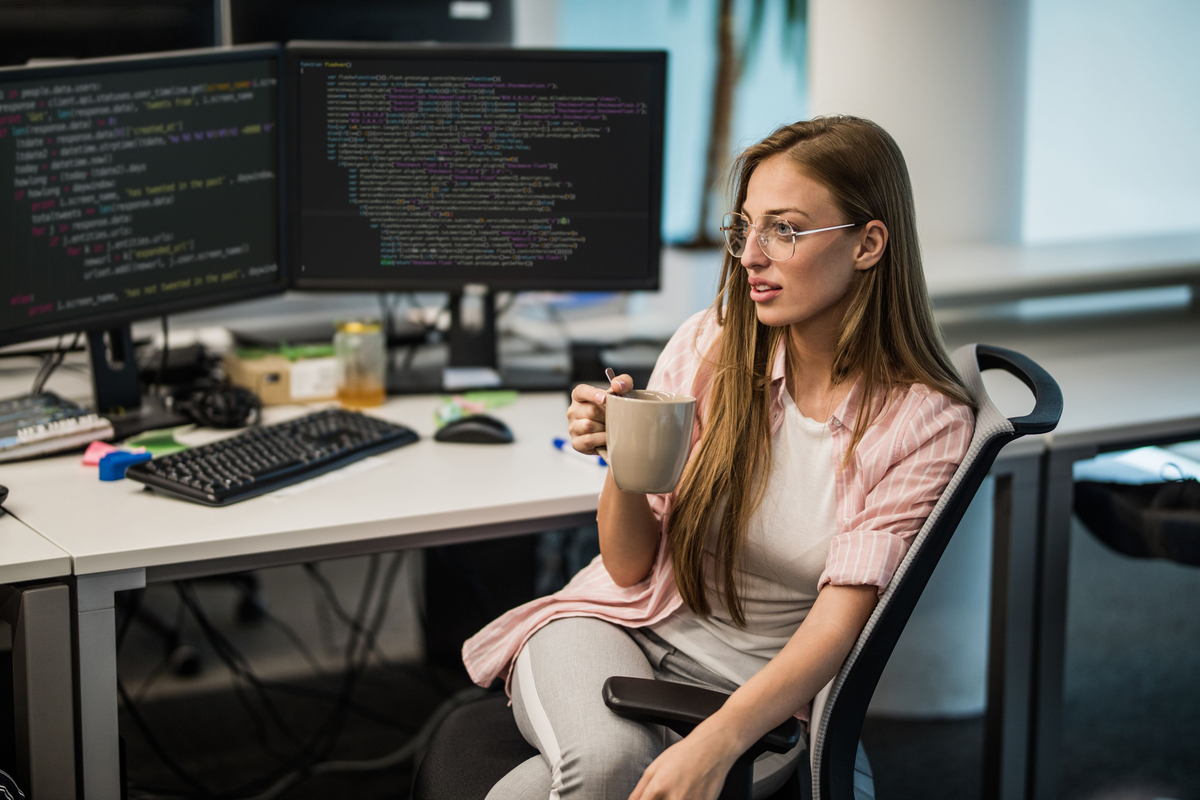 Computer programmer перевод. Программист. Женщина программист. Красивая девушка программист. П***** женщин.