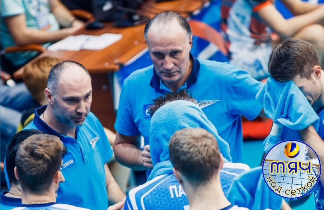 До назначение главным тренером Андрей Толочко (в центре) был помощником и у Туомаса Саммелвуо, и у Александра Климкина. Фото: волейбольный клуб "Зенит" (Санкт-Петербург)