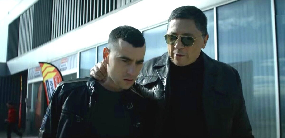 Старший братишка знаменитого Хавьера Бардема Карлос (в очках) всегда рад ухватить за шкирку несмышленую молодежь и поучить ее уму-разуму. 