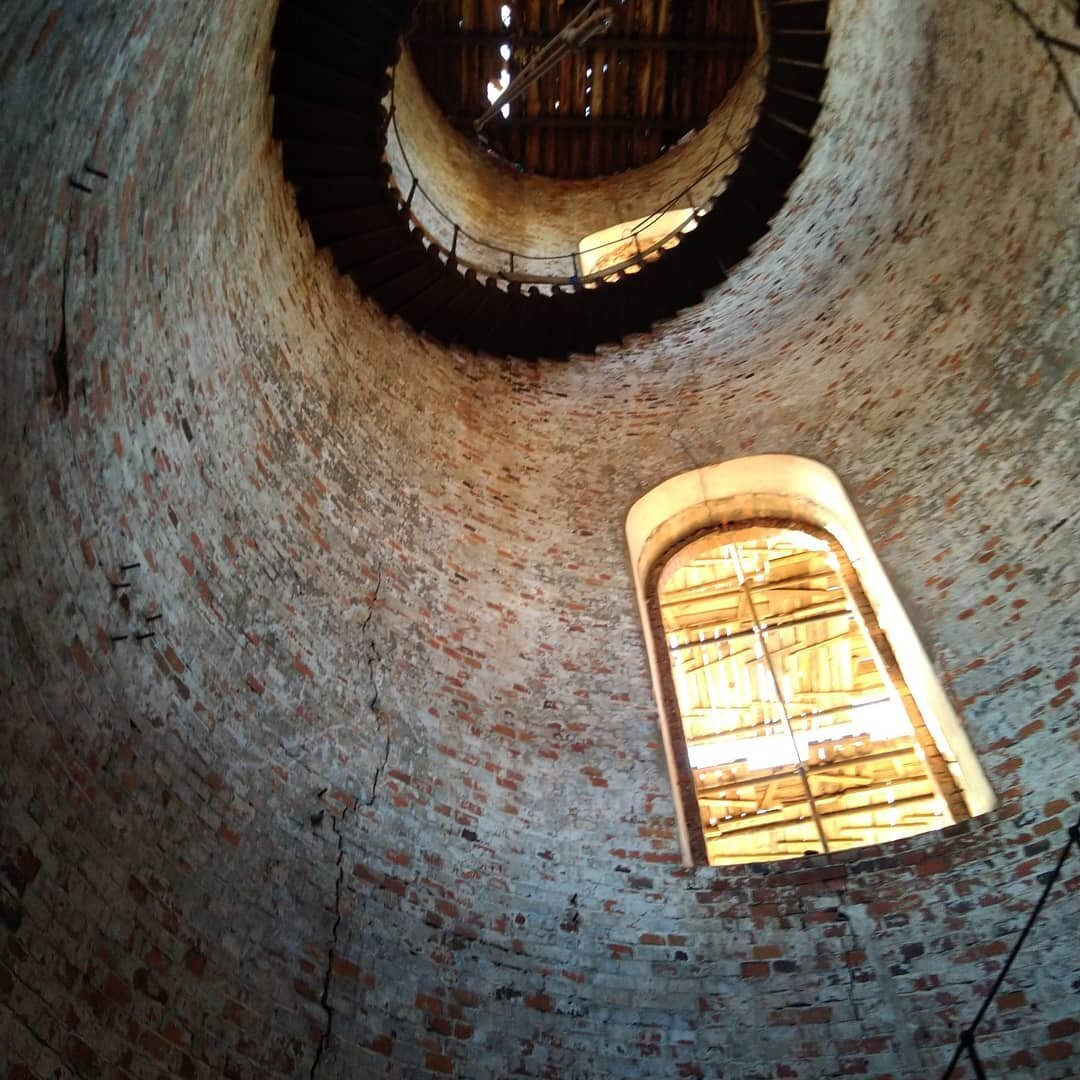 Водонапорная башня в Старой Руссе во время реконструкции вид вверх