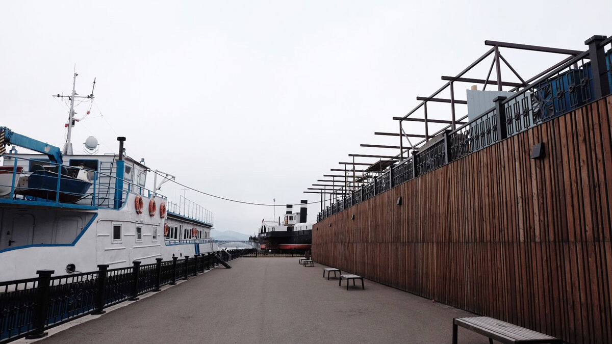     Кафе загородило пароход