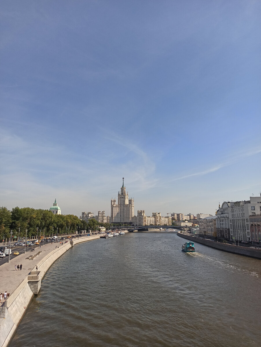 Вид с парящего моста на высотку на Котельнической набережной.